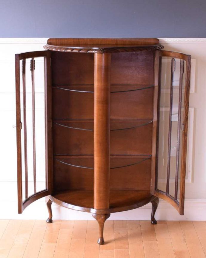 アンティークのキャビネット　アンティーク家具　シャープな輪郭の英国のアンティークガラスキャビネット（ショーケース）。扉を開けて中を見てみると…職人がキレイに修復して、背板も新しい生地に張替えました。(k-2394-f)