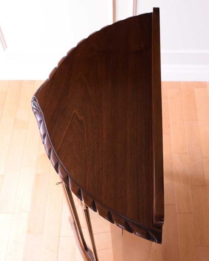 アンティークのキャビネット　アンティーク家具　シャープな輪郭の英国のアンティークガラスキャビネット（ショーケース）。上から見るとよく分かるハーフムーンの形キャビネットを上から見てみるとこんな感じの半月型。(k-2394-f)