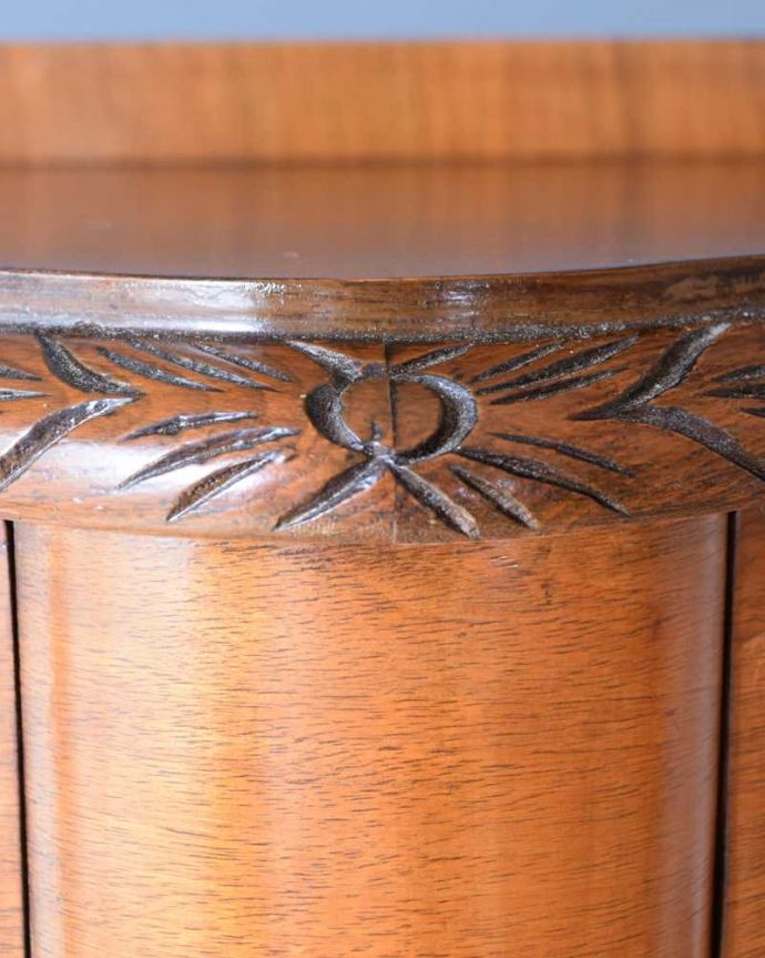 アンティークのキャビネット　アンティーク家具　シャープな輪郭の英国のアンティークガラスキャビネット（ショーケース）。いろんな場所にこだわり彫のデザインもいろいろです。(k-2394-f)