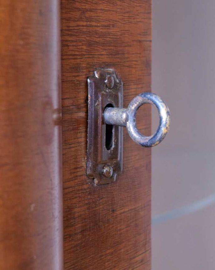 アンティークのキャビネット　アンティーク家具　シャープな輪郭の英国のアンティークガラスキャビネット（ショーケース）。開ける度にワクワク･･･ カギを使って扉を開ける度に、まるで宝箱を開けるみたいです。(k-2394-f)