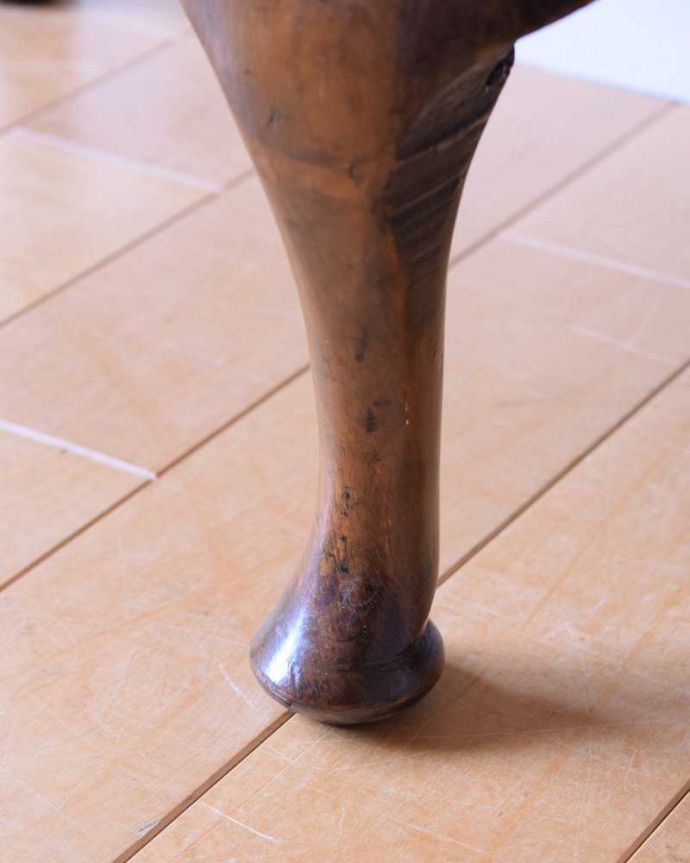 アンティークのキャビネット　アンティーク家具　シャープな輪郭の英国のアンティークガラスキャビネット（ショーケース）。女性1人でラクラク運べちゃう仕掛けHandleのアンティークは、脚の裏にフェルトキーパーをお付けしています。(k-2394-f)