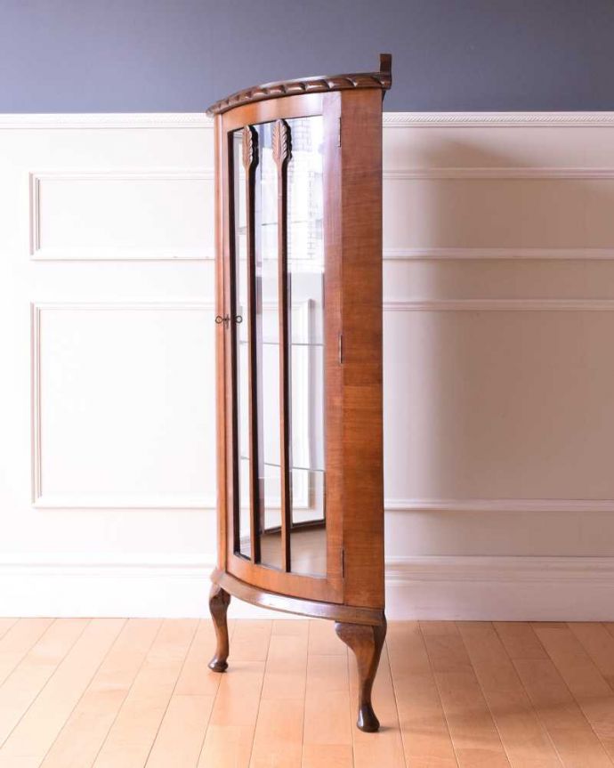 アンティークのキャビネット　アンティーク家具　シャープな輪郭の英国のアンティークガラスキャビネット（ショーケース）。180度どこからでも中が見れちゃうグルっと180度、どの角度からでも中が見れるハーフムーン型。(k-2394-f)