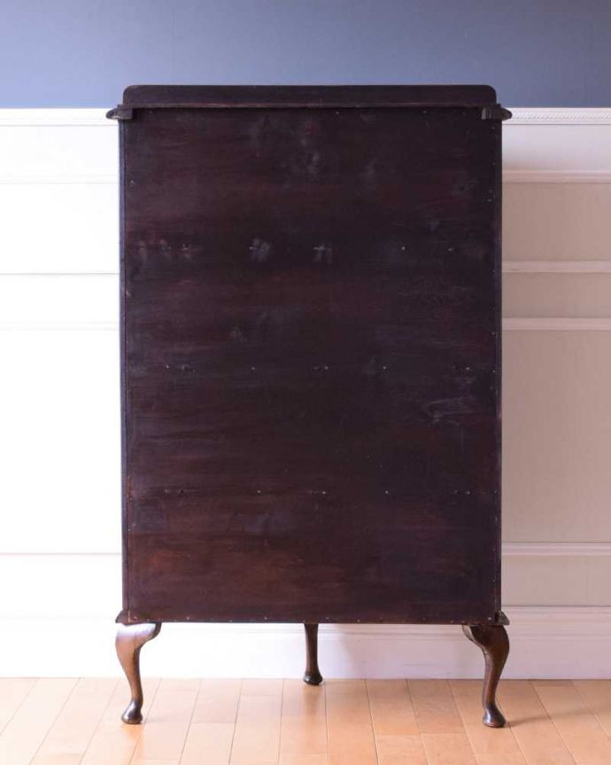 アンティークのキャビネット　アンティーク家具　シャープな輪郭の英国のアンティークガラスキャビネット（ショーケース）。もちろん後姿もキレイですアンティークは新品ではないので、もちろん経年変化によるキズはありますが、専門の職人がしっかり修復しているので後ろ姿までキレイです。(k-2394-f)