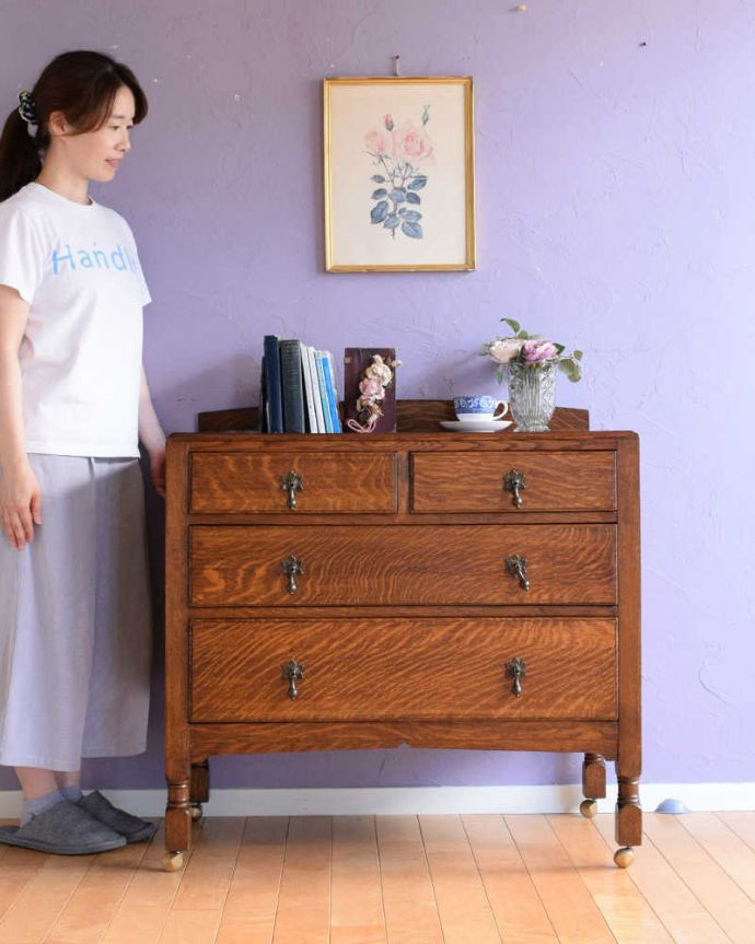 アンティークのチェスト　アンティーク家具　英国の定番アンティーク家具、色も木目も美しい３段チェスト 。英国アンティークらしい落ち着いた雰囲気が自慢落ち着いた色合いが英国アンティークらしい雰囲気のチェスト。(k-2395-f)