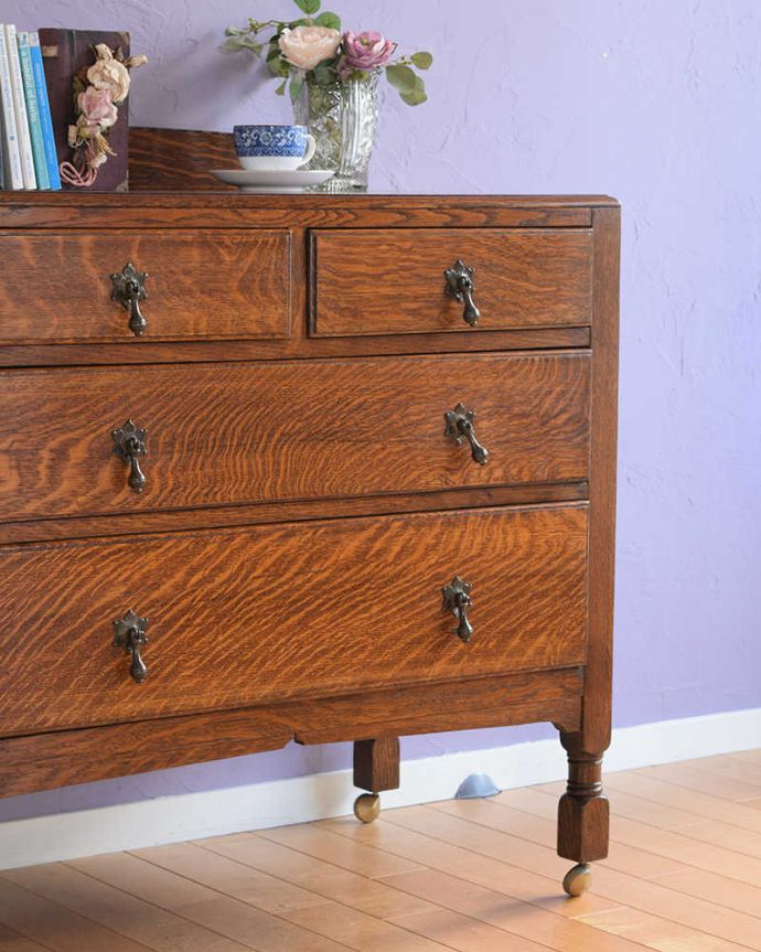 アンティークのチェスト　アンティーク家具　英国の定番アンティーク家具、色も木目も美しい３段チェスト 。見た目はもちろん、実用的に使って楽しみましょうアンティークのチェストは見た目の美しさはもちろん、実用的にたっぷり収納が出来る実力派。(k-2395-f)