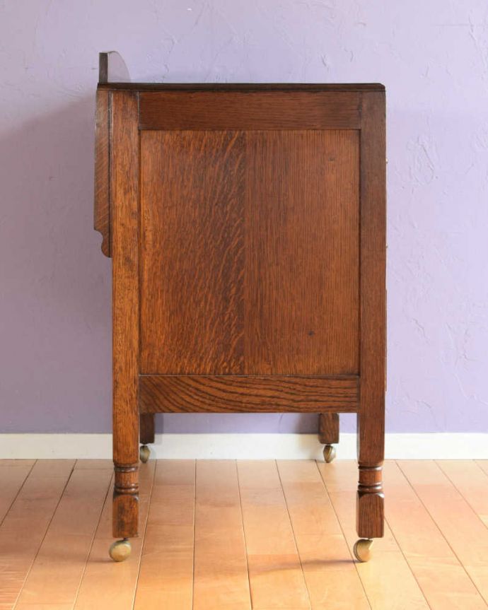 アンティークのチェスト　アンティーク家具　英国の定番アンティーク家具、色も木目も美しい３段チェスト 。横顔だってカッコいい横から見るとこんな感じです。(k-2395-f)