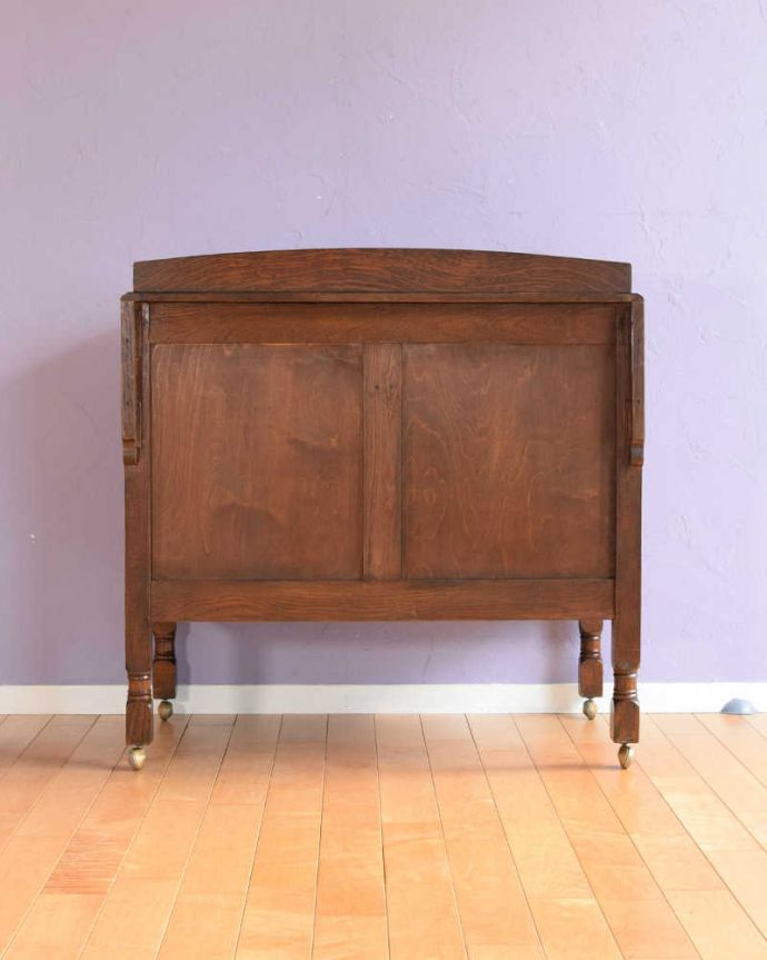 アンティークのチェスト　アンティーク家具　英国の定番アンティーク家具、色も木目も美しい３段チェスト 。後ろ姿にも自信アリ！アンティークは新品ではないので、経年変化によるキズはありますが、専門の職人がキレイに修復したので後ろ姿にも自信があります。(k-2395-f)