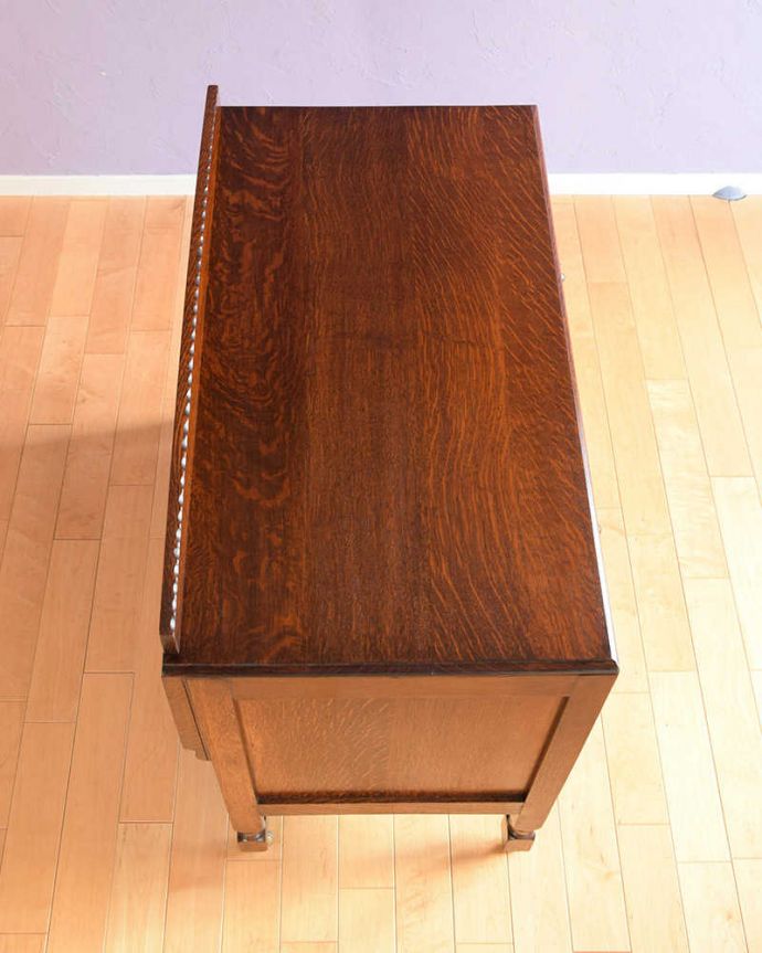 アンティークのチェスト　アンティーク家具　英国の定番アンティーク家具、色も木目も美しい３段チェスト 。何を置こうかな･･･？上から見ると、天板はこんな感じです。(k-2395-f)