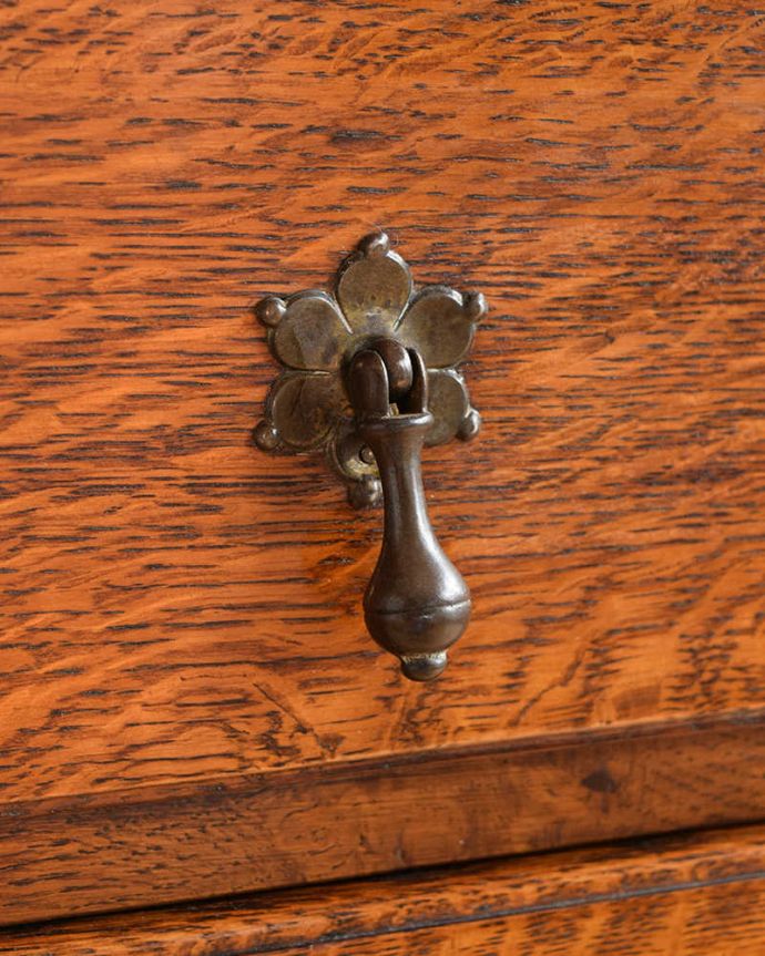 アンティークのチェスト　アンティーク家具　英国の定番アンティーク家具、色も木目も美しい３段チェスト 。開ける度にワクワク高級感漂うアンティークらしいデザインの取っ手。(k-2395-f)