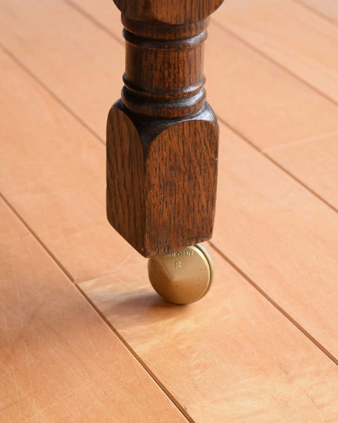 アンティークのチェスト　アンティーク家具　英国の定番アンティーク家具、色も木目も美しい３段チェスト 。ちゃんと動きます脚先にはキャスターが。(k-2395-f)