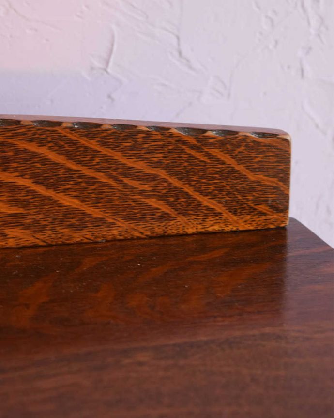 アンティークのチェスト　アンティーク家具　英国の定番アンティーク家具、色も木目も美しい３段チェスト 。惚れ惚れするような美しさとっても堅い無垢材に一体どうやって彫っていったんでしょう？アンティークらしく細かい彫りを眺めているだけでうっとりしてしまいます。(k-2395-f)