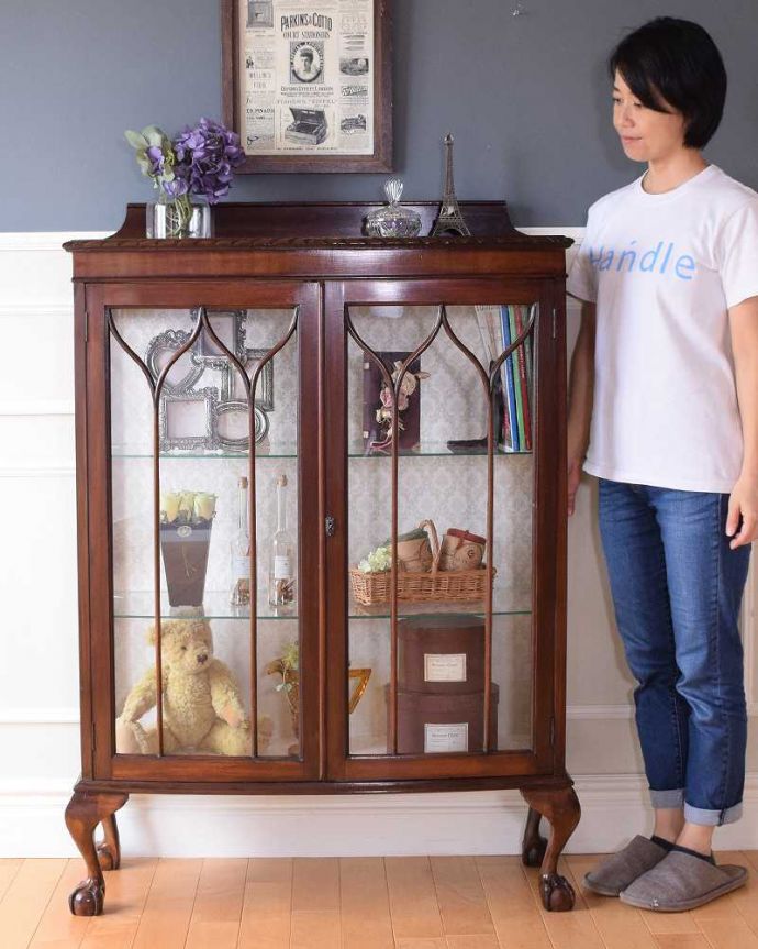 アンティークのキャビネット アンティーク家具 正統派の英国アンティークキャビネット、ゴシックデザインの定番ガラスキャビネット 。おススメNo.1のアンティーク家具もともとチャイナキャビネットとして陶器を見せながら収納するために造られたガラスの扉のキャビネット。(k-2396-f)