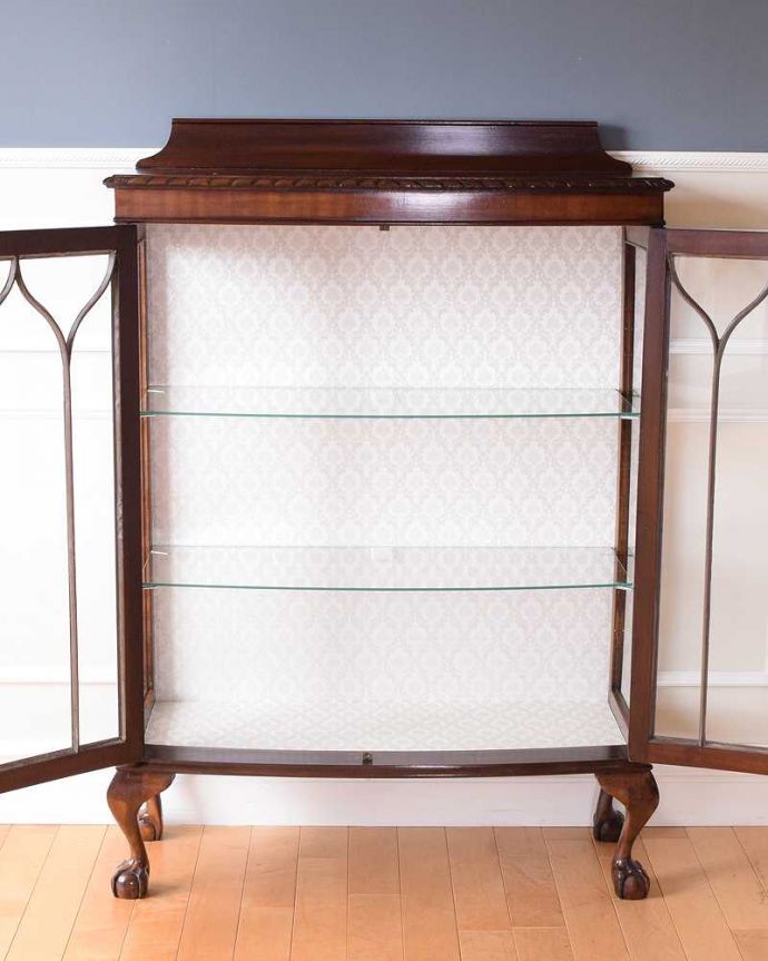 アンティークのキャビネット アンティーク家具 正統派の英国アンティークキャビネット、ゴシックデザインの定番ガラスキャビネット 。扉を開けて中を見てみましょう職人がキレイに修復して、背板も新しい生地に張替えました。(k-2396-f)