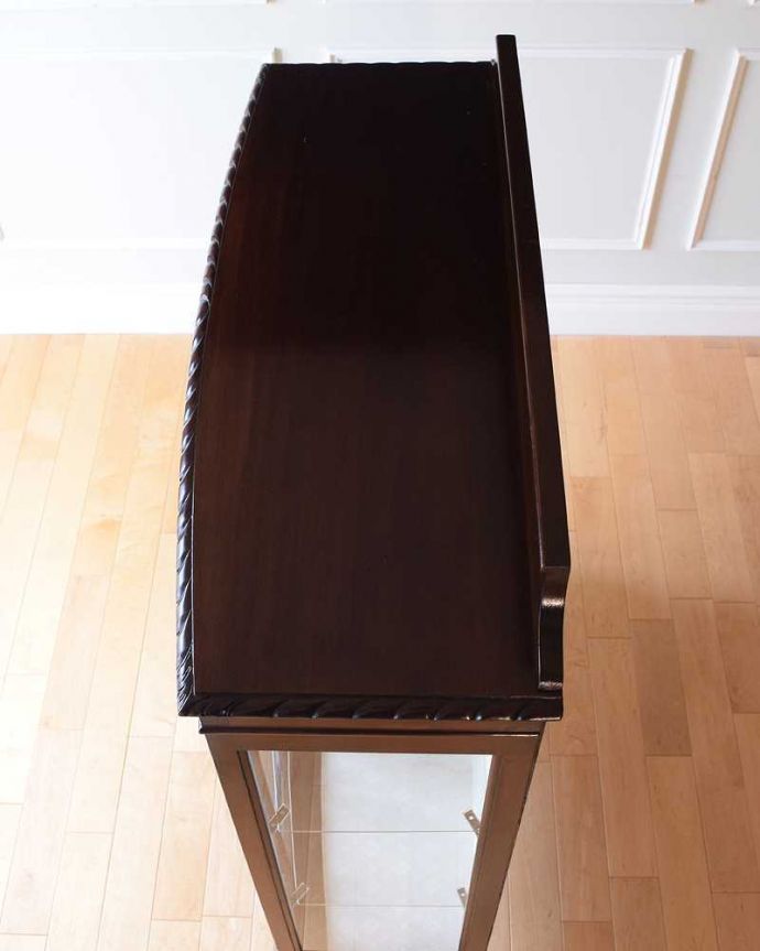 アンティークのキャビネット アンティーク家具 正統派の英国アンティークキャビネット、ゴシックデザインの定番ガラスキャビネット 。こんな形のキャビネットです。(k-2396-f)