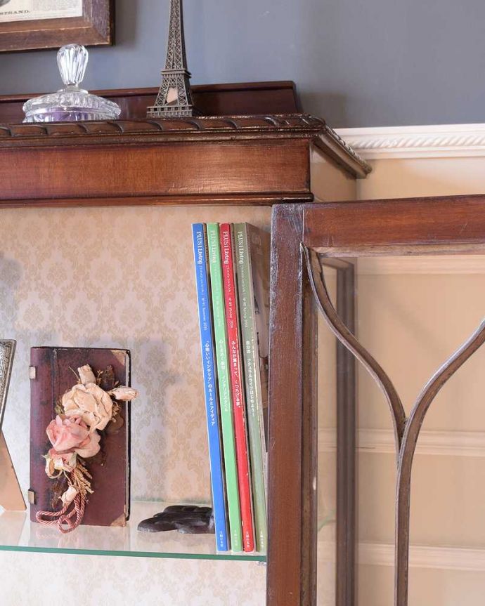 アンティークのキャビネット アンティーク家具 正統派の英国アンティークキャビネット、ゴシックデザインの定番ガラスキャビネット 。扉の中は収納たっぷりA4サイズの雑誌までしっかり収納出来ちゃう大きさ。(k-2396-f)