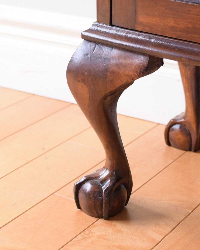 アンティークのキャビネット アンティーク家具 正統派の英国アンティークキャビネット、ゴシックデザインの定番ガラスキャビネット 。女性1人でもラクラク運べちゃうんですHandleのアンティークは脚の裏にフェルトキーパーをお付けしています。(k-2396-f)