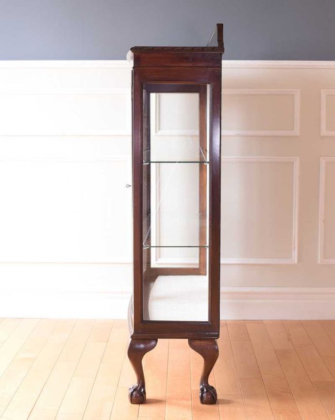 アンティークのキャビネット アンティーク家具 正統派の英国アンティークキャビネット、ゴシックデザインの定番ガラスキャビネット 。横から見てもステキ横から見るとこんな感じ。(k-2396-f)