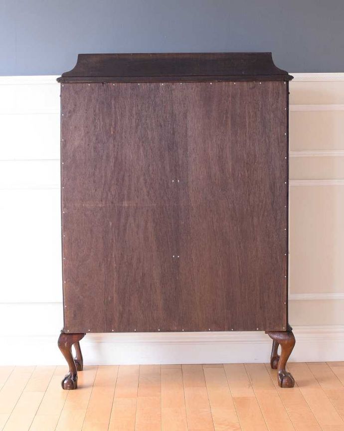 アンティークのキャビネット アンティーク家具 正統派の英国アンティークキャビネット、ゴシックデザインの定番ガラスキャビネット 。実は後ろから見てもキレイなんです。(k-2396-f)