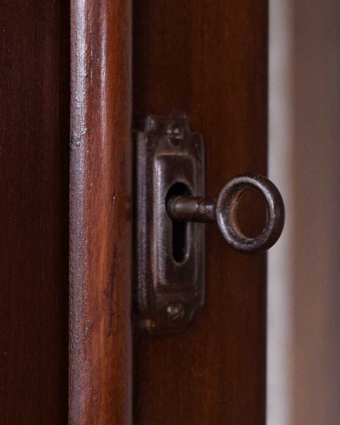 アンティークのキャビネット アンティーク家具 正統派の英国アンティークキャビネット、ゴシックデザインの定番ガラスキャビネット 。アンティークらしい取っ手アンティークらしくカギが取っ手の代わり。(k-2396-f)