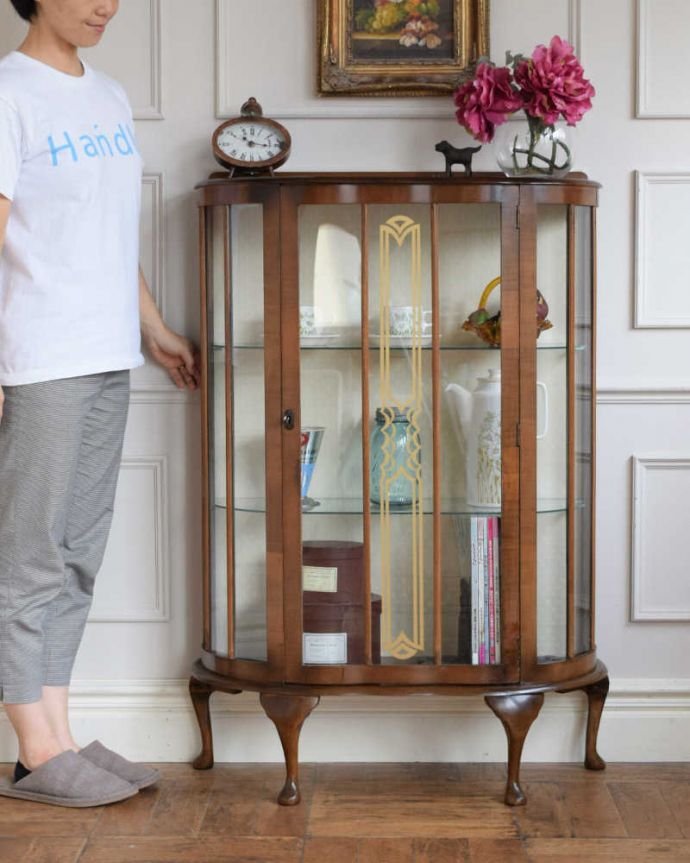 アンティークのキャビネット　アンティーク家具　美しい模様が輝く、アンティークガラスキャビネット（飾り棚）。おススメNo.1のアンティーク家具もともとチャイナキャビネットとして陶器を見せながら収納するために造られたガラスの扉のキャビネット。(k-2397-f)