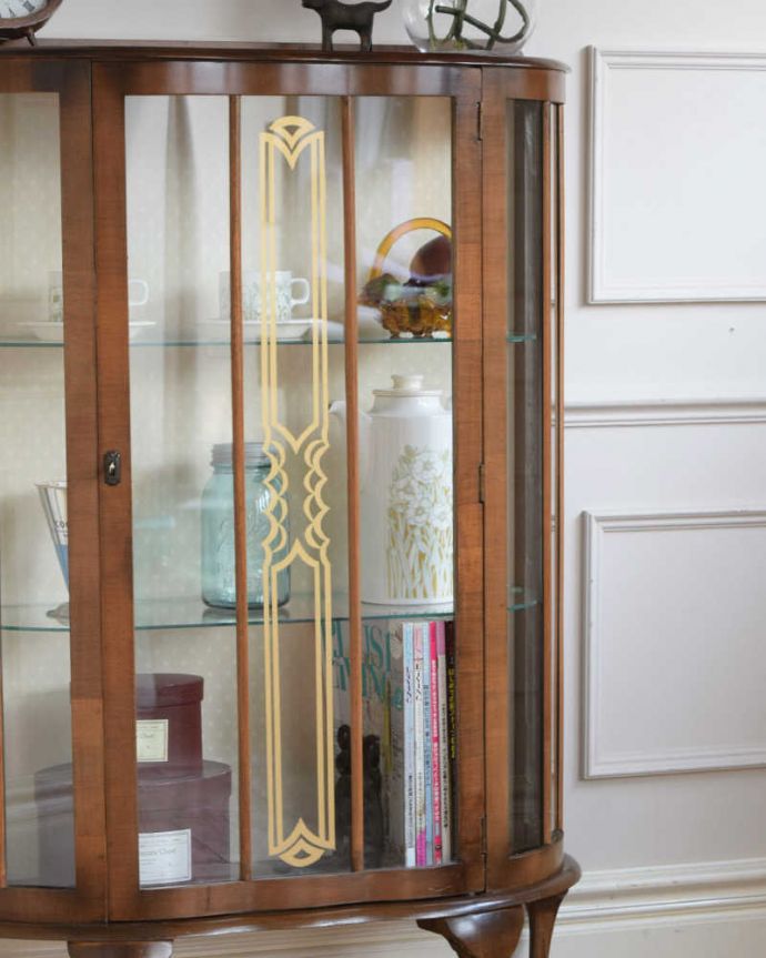 アンティークのキャビネット　アンティーク家具　美しい模様が輝く、アンティークガラスキャビネット（飾り棚）。ガラス越しに見るお気に入りの美しさ…光をたっぷり取り入れてくれるガラス扉と棚板。(k-2397-f)