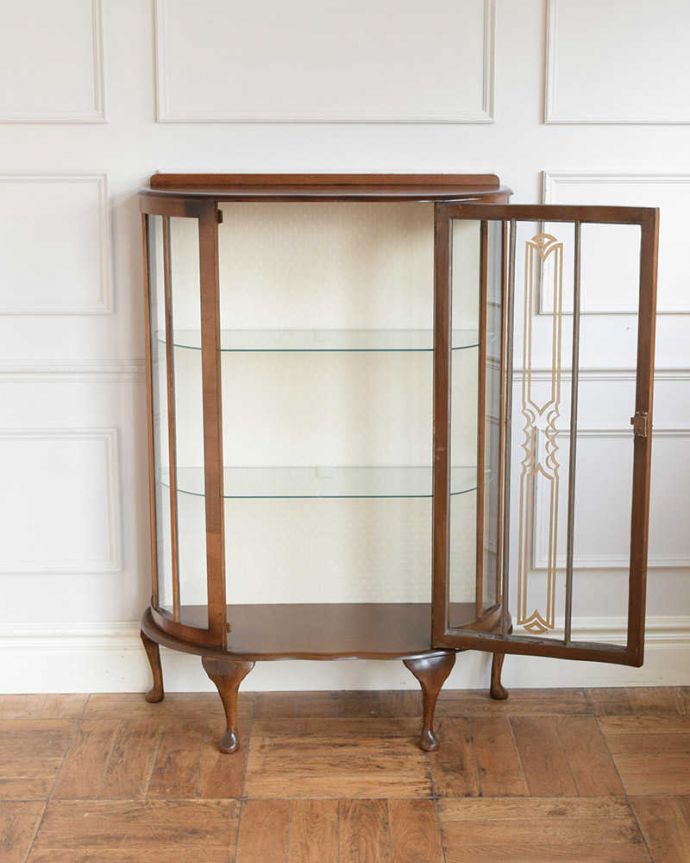 アンティークのキャビネット　アンティーク家具　美しい模様が輝く、アンティークガラスキャビネット（飾り棚）。扉を開けて中を見てみましょう職人がキレイに修復して、背板も新しい生地に張替えました。(k-2397-f)