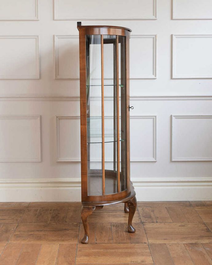 アンティークのキャビネット　アンティーク家具　美しい模様が輝く、アンティークガラスキャビネット（飾り棚）。横から見てもステキ横から見るとこんな感じ。(k-2397-f)