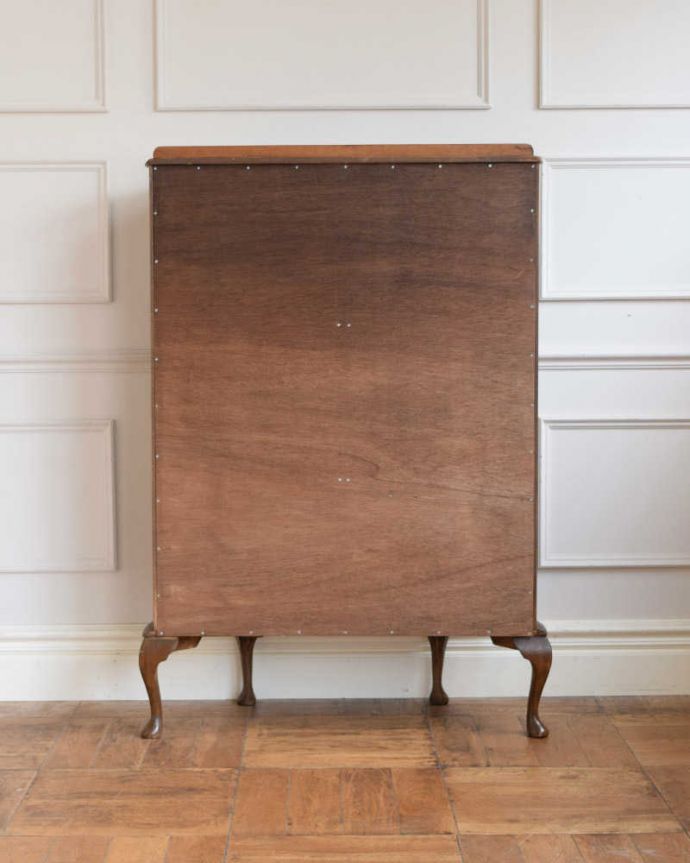 アンティークのキャビネット　アンティーク家具　美しい模様が輝く、アンティークガラスキャビネット（飾り棚）。実は後ろから見てもキレイなんです。(k-2397-f)