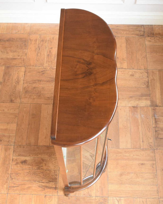 アンティークのキャビネット　アンティーク家具　美しい模様が輝く、アンティークガラスキャビネット（飾り棚）。こんな形のキャビネットです。(k-2397-f)