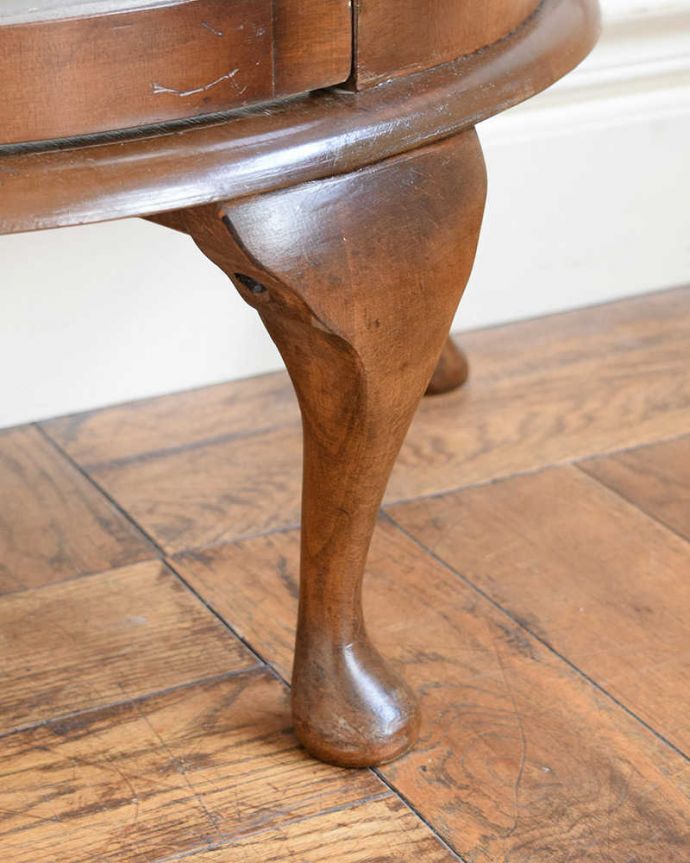 アンティークのキャビネット　アンティーク家具　美しい模様が輝く、アンティークガラスキャビネット（飾り棚）。女性１人でもラクラク運べちゃうんですHandleのアンティークは脚の裏にフェルトキーパーをお付けしています。(k-2397-f)