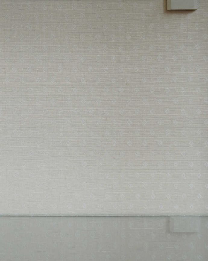 アンティークのキャビネット　アンティーク家具　美しい模様が輝く、アンティークガラスキャビネット（飾り棚）。新しい生地で張り替えましたキャビネットの表情に合わせて新しい背板の生地を選びました。(k-2397-f)