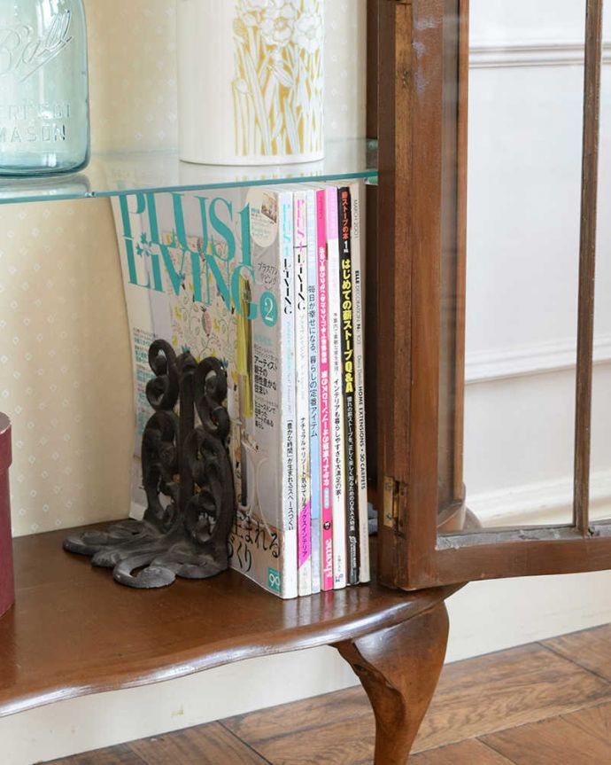 アンティークのキャビネット　アンティーク家具　美しい模様が輝く、アンティークガラスキャビネット（飾り棚）。扉の中は収納たっぷりA4サイズの雑誌までしっかり収納出来ちゃう大きさ。(k-2397-f)