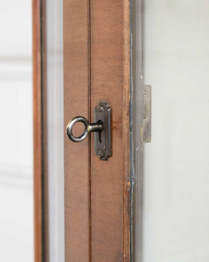 アンティークのキャビネット　アンティーク家具　美しい模様が輝く、アンティークガラスキャビネット（飾り棚）。開ける度にワクワクアンティークらしくカギが取っ手の代わり。(k-2397-f)