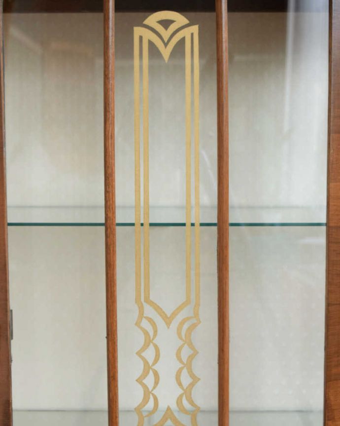 アンティークのキャビネット　アンティーク家具　美しい模様が輝く、アンティークガラスキャビネット（飾り棚）。キレイに残っていてくれましたガラスに描かれている絵は剥がれているものが多いんだけれど、この子はしっかりキレイに残っていてくれました。(k-2397-f)