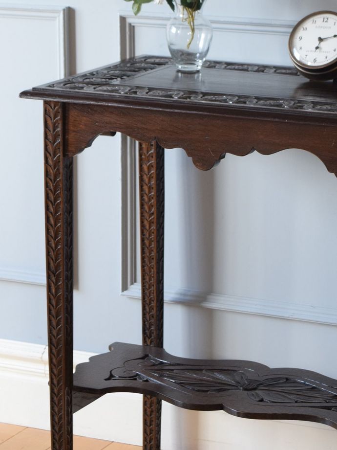 英国のアンティーク家具らしいデザイン