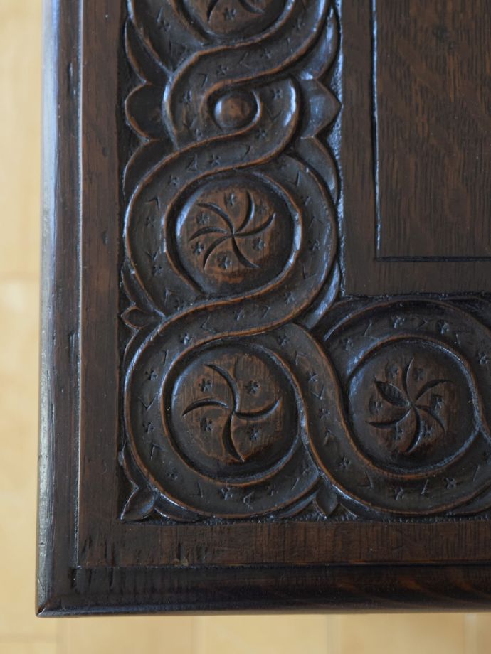 アンティークテーブルらしい木目