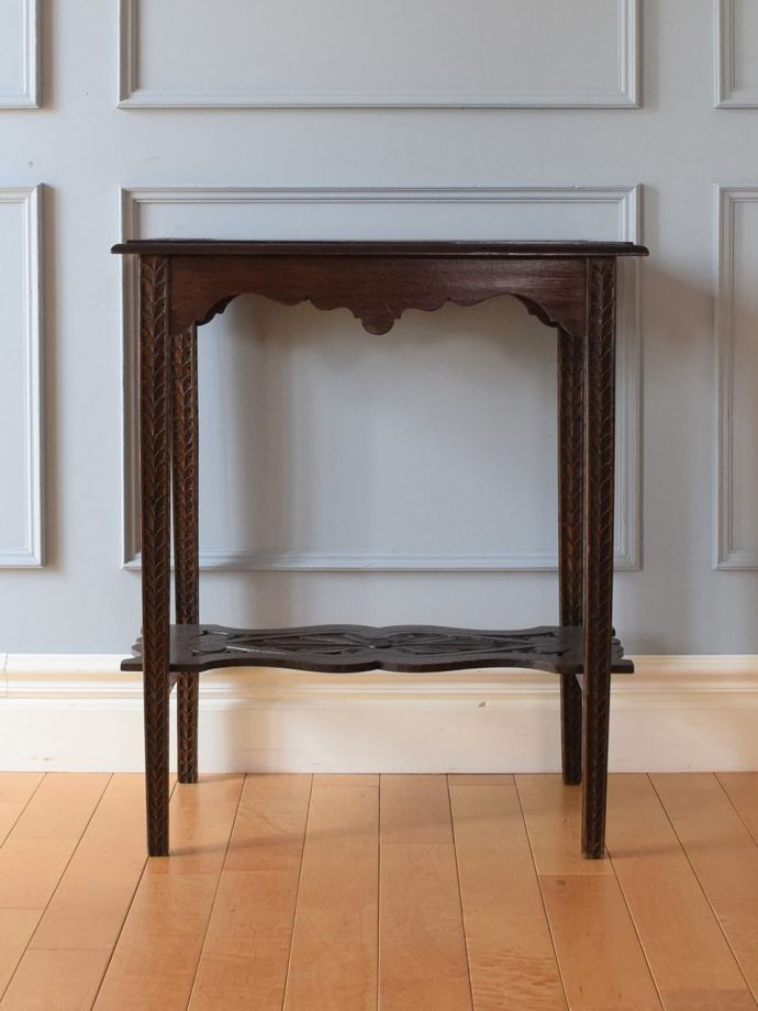 オケージョナルテーブルの後ろ姿