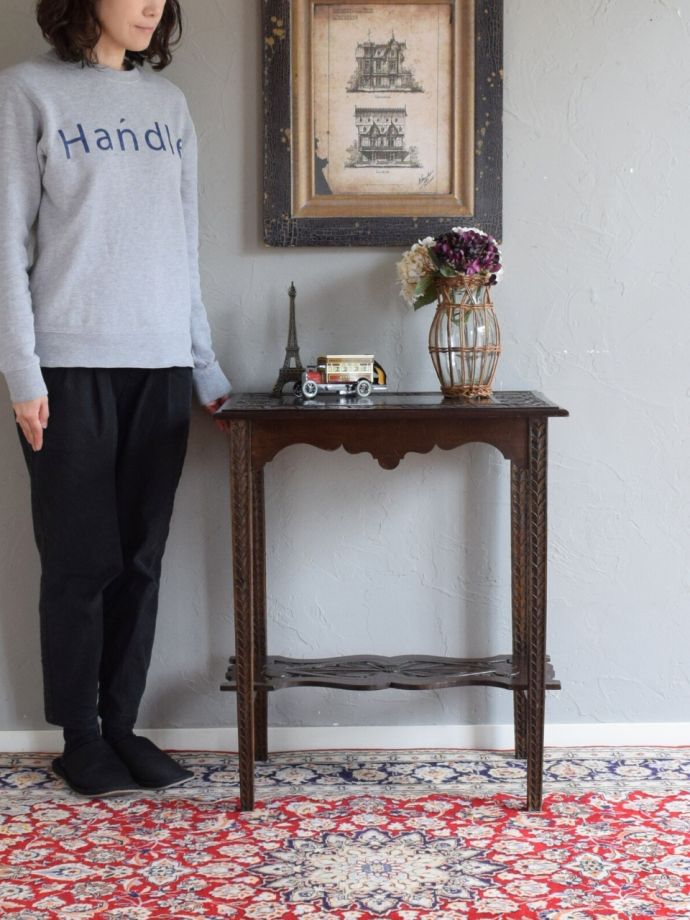 美しいアンティークのテーブル