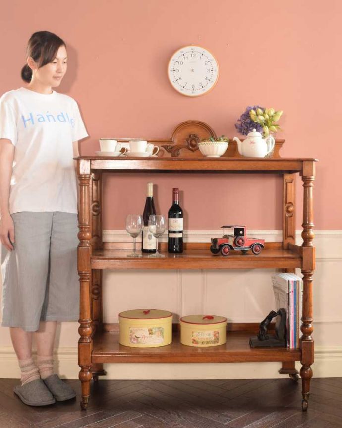 アンティークのキャビネット　アンティーク家具　1880年代イギリスで見つけた優雅なアンティーク ダムウエイター。使用人いらずのダムウェイターそもそも、お客様を招いたときに、お茶会のセッティングをしておける場所として造られた家具、ダムウェイター。(k-2399-f)