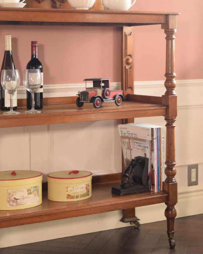 アンティークのキャビネット　アンティーク家具　1880年代イギリスで見つけた優雅なアンティーク ダムウエイター。彫の美しさに惚れ惚れ…贅沢な使い方をするために造られた家具は、装飾もかなり贅沢。(k-2399-f)