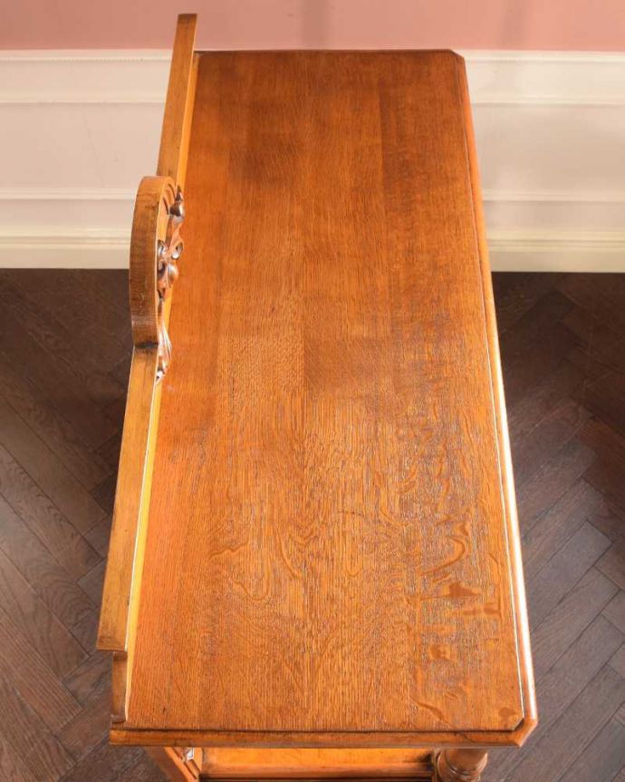 アンティークのキャビネット　アンティーク家具　1880年代イギリスで見つけた優雅なアンティーク ダムウエイター。天板の形を見てみると･･･テーブルの形を上から見ると、こんな感じです。(k-2399-f)