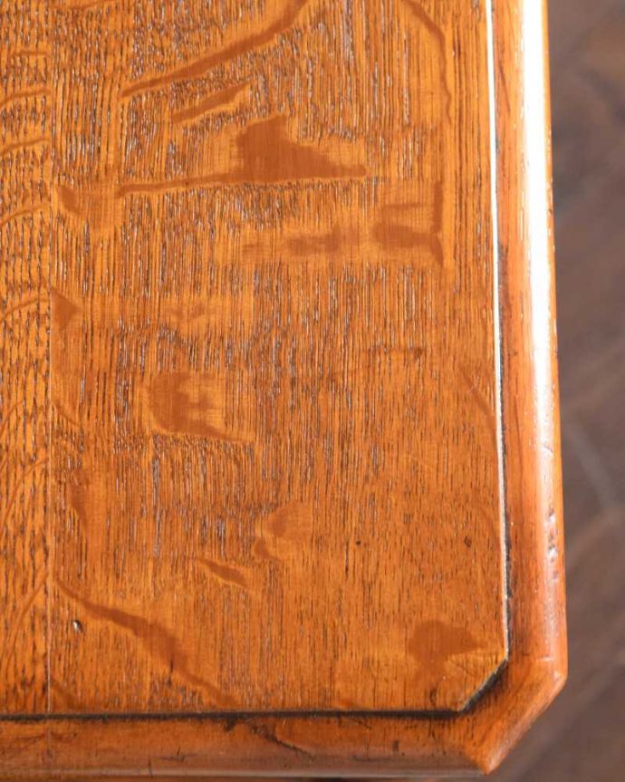 アンティークのキャビネット　アンティーク家具　1880年代イギリスで見つけた優雅なアンティーク ダムウエイター。天板を近づいてみると…アンティークだから手に入れることが出来る天板に使われている銘木の美しさにうっとりです。(k-2399-f)