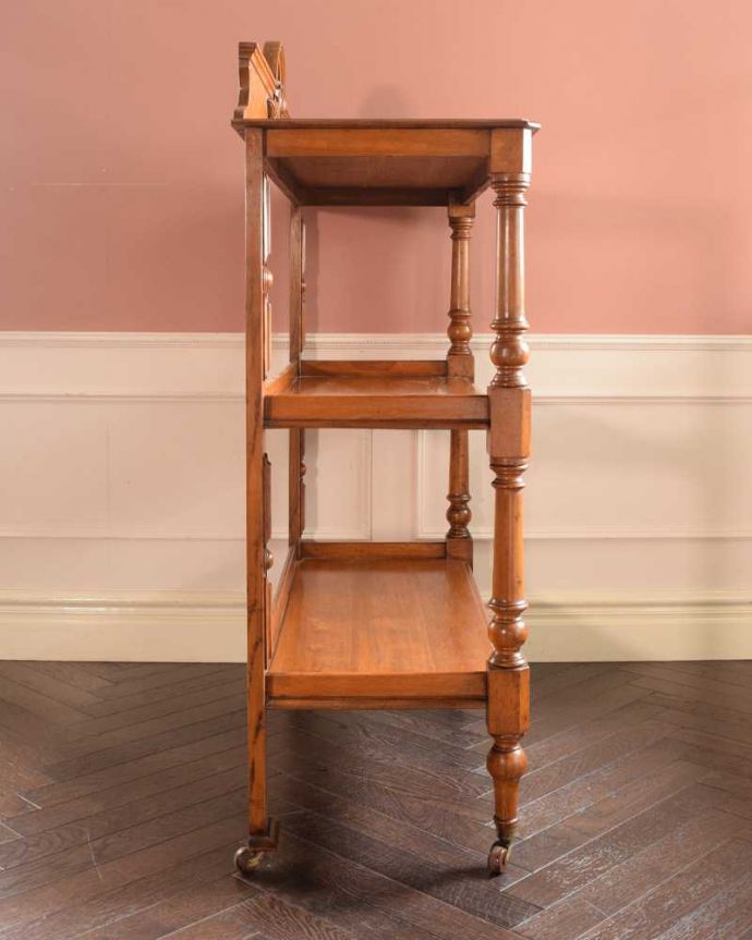 アンティークのキャビネット　アンティーク家具　1880年代イギリスで見つけた優雅なアンティーク ダムウエイター。クルッと回転。(k-2399-f)