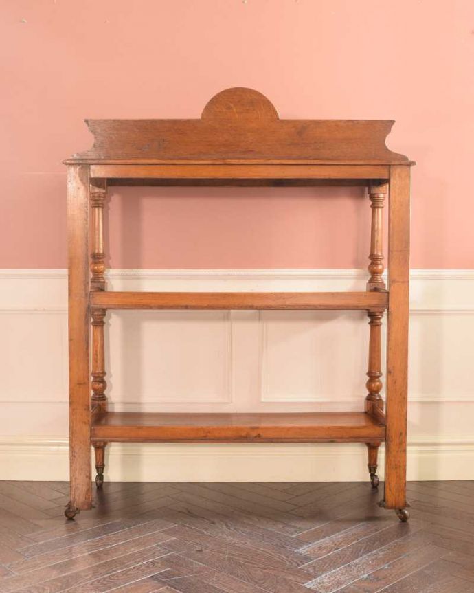 アンティークのキャビネット　アンティーク家具　1880年代イギリスで見つけた優雅なアンティーク ダムウエイター。こちら側も、もちろんキレイです！アンティークは新品ではないので、もちろん経年変化によるキズはありますが、専門の職人がキレイにお直しをしているので、どの角度から見てもキレイです。(k-2399-f)