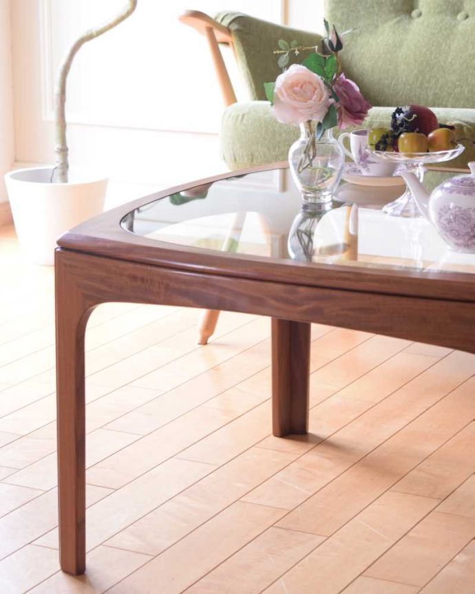 G-PLAN(Gプラン)　アンティーク家具　北欧スタイルのお部屋に似合うヴィンテージ家具、コーヒーテーブル(G-plan)。木×ガラスが作り出すクールな優しさあたたかい木材の上にクールなガラス天板を乗せたシンプルなデザインは、見た目だけじゃなく使い勝手もバツグン。(k-2400-f)