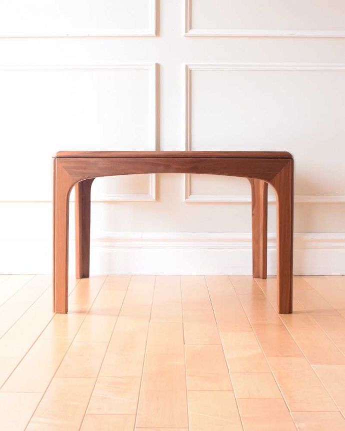 G-PLAN(Gプラン)　アンティーク家具　北欧スタイルのお部屋に似合うヴィンテージ家具、コーヒーテーブル(G-plan)。横から見てもカッコイイ北欧スタイルの家具はデザインがステキだから、横から見た姿も絵になるカッコよさ！。(k-2400-f)