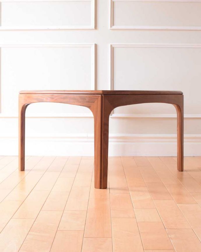 G-PLAN(Gプラン)　アンティーク家具　北欧スタイルのお部屋に似合うヴィンテージ家具、コーヒーテーブル(G-plan)。見る角度によって見え方が違う…ヴィンテージなので、もちろん経年変化によるキズはありますが、専門の職人がしっかり修復しているので安心さが違います。(k-2400-f)