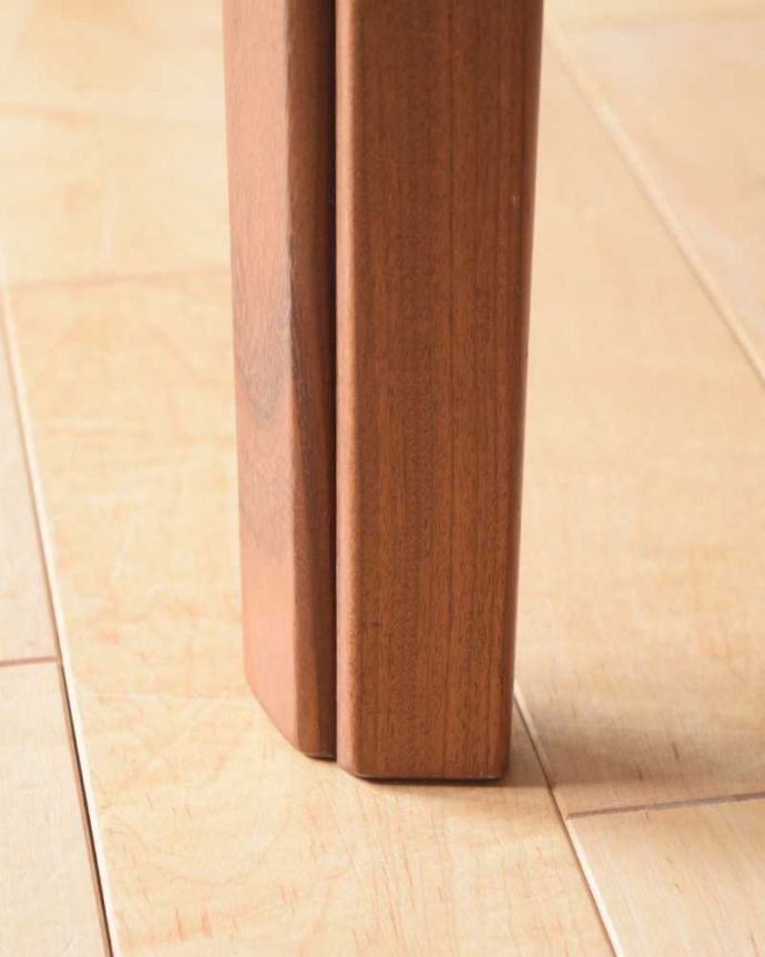 G-PLAN(Gプラン)　アンティーク家具　北欧スタイルのお部屋に似合うヴィンテージ家具、コーヒーテーブル(G-plan)。女性1人でラクラク運べちゃう仕掛けHandleのアンティークは、脚の裏にフェルトキーパーをお付けしています。(k-2400-f)