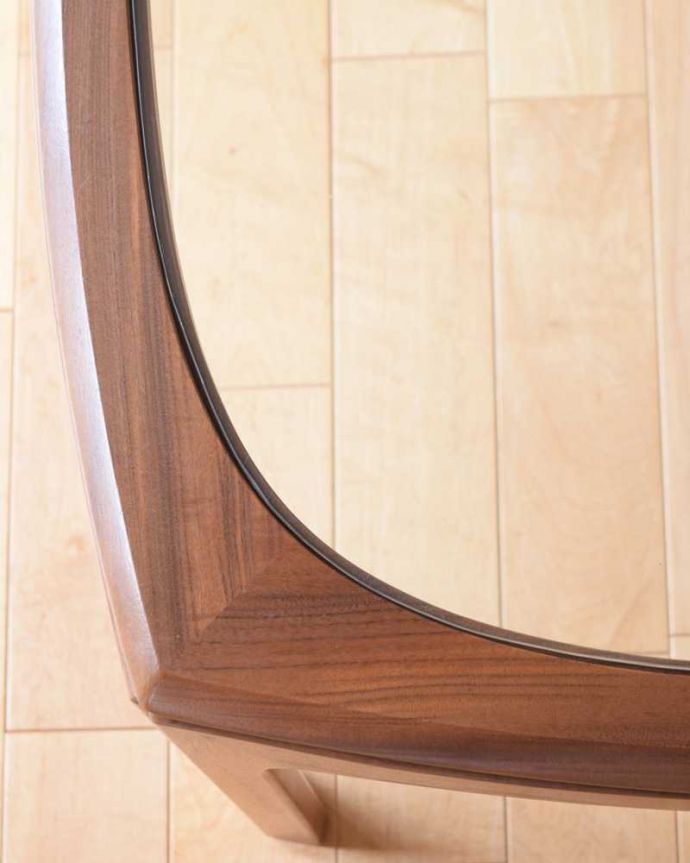 G-PLAN(Gプラン)　アンティーク家具　北欧スタイルのお部屋に似合うヴィンテージ家具、コーヒーテーブル(G-plan)。天板を近くで見てみると･･･こんな感じでとってもキレイです！気になる方には新しいガラス天板に取り替えてお届けします。(k-2400-f)