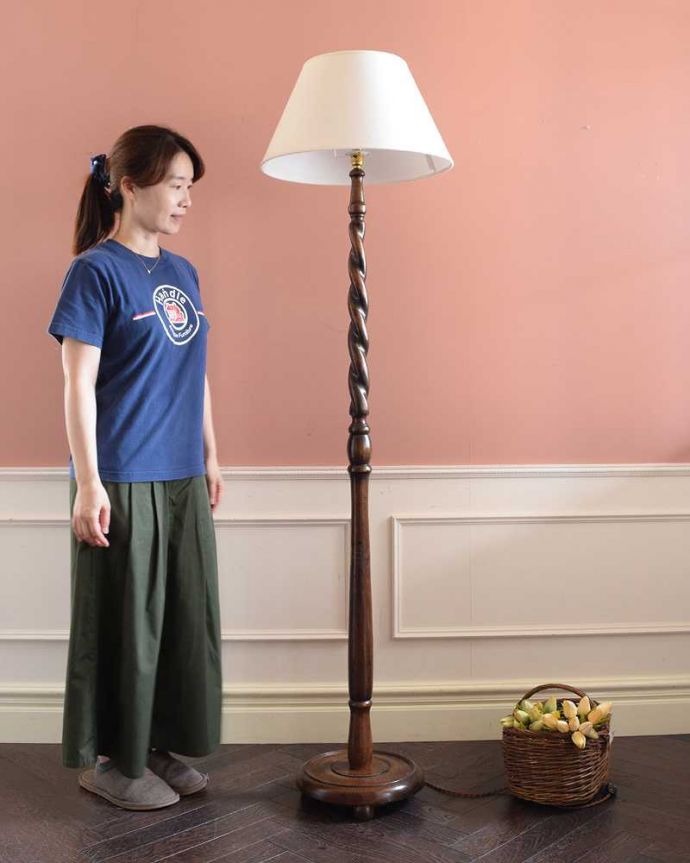 ツイストデザイン　照明・ライティング　英国で見つけたスタンド照明、アンティークフロアランプ（Ｂ22シャンデリア球付）。。(k-2401-f)